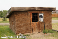 Sod cabin, Enroute to Drumheller, Beisker, Alberta
